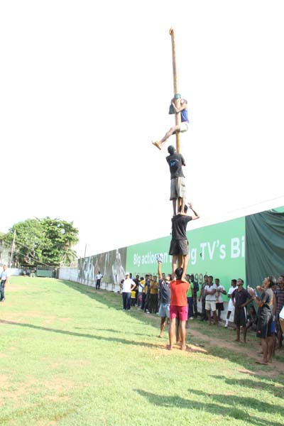 කොළඹ කදවුරේ බක් මහ උළෙල මහත් ඉහලින් කොළඹ කදවුරේ බක් මහ උළෙල මහත් ඉහලින්