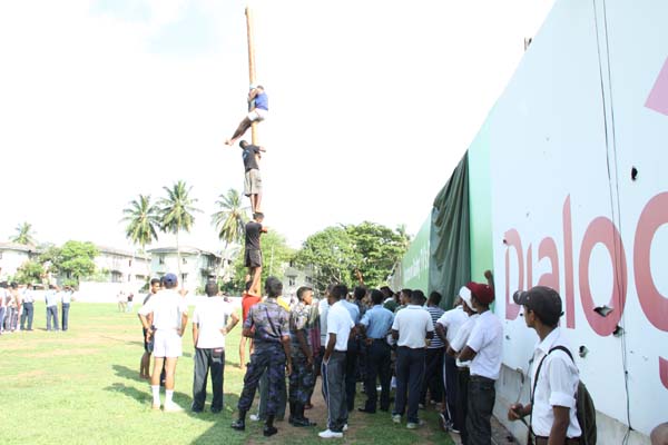 කොළඹ කදවුරේ බක් මහ උළෙල මහත් ඉහලින් කොළඹ කදවුරේ බක් මහ උළෙල මහත් ඉහලින්