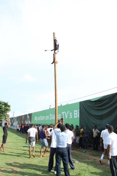 කොළඹ කදවුරේ බක් මහ උළෙල මහත් ඉහලින් කොළඹ කදවුරේ බක් මහ උළෙල මහත් ඉහලින්