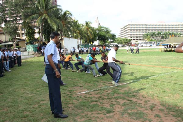 කොළඹ කදවුරේ බක් මහ උළෙල මහත් ඉහලින් කොළඹ කදවුරේ බක් මහ උළෙල මහත් ඉහලින්