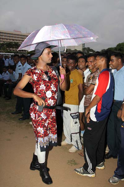 කොළඹ කදවුරේ බක් මහ උළෙල මහත් ඉහලින් කොළඹ කදවුරේ බක් මහ උළෙල මහත් ඉහලින්