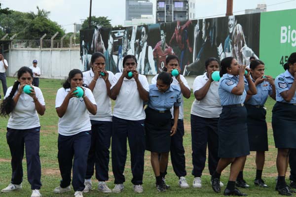 කොළඹ කදවුරේ බක් මහ උළෙල මහත් ඉහලින් කොළඹ කදවුරේ බක් මහ උළෙල මහත් ඉහලින්