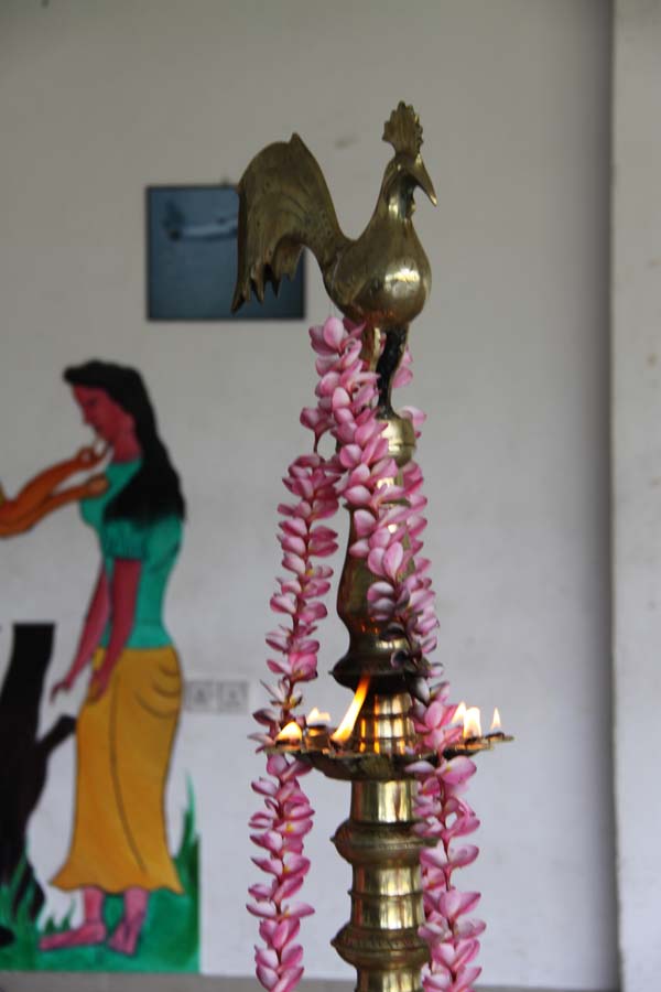 කොළඹ කදවුරේ බක් මහ උළෙල මහත් ඉහලින් කොළඹ කදවුරේ බක් මහ උළෙල මහත් ඉහලින්