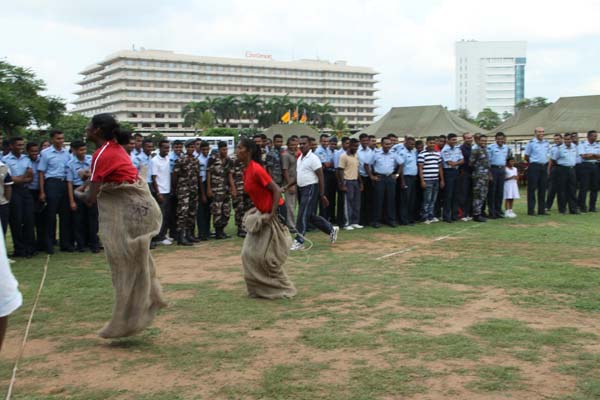 කොළඹ කදවුරේ බක් මහ උළෙල මහත් ඉහලින් කොළඹ කදවුරේ බක් මහ උළෙල මහත් ඉහලින්