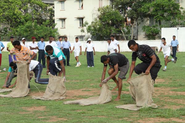 කොළඹ කදවුරේ බක් මහ උළෙල මහත් ඉහලින් කොළඹ කදවුරේ බක් මහ උළෙල මහත් ඉහලින්