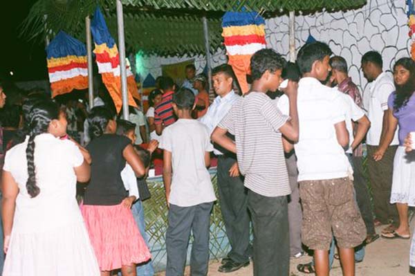 ඒකල කදවුර වෙසක් සිරියෙන් බබළයි ඒකල කදවුර වෙසක් සිරියෙන් බබළයි