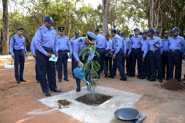 Commander Visits Sri Lanka Air Force Regiment Training School, Vanni