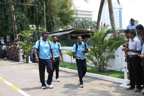 ගුවන් හමුදා උණුසුම් හරසර මධ්යයේ ශ්රී ලංකා ක්රිකට් කණුඩායම
හම්බන්තොට බලා ගුවනින් පිටත්වේ