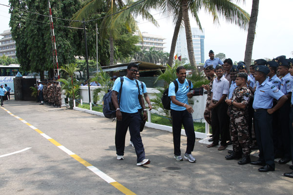ගුවන් හමුදා උණුසුම් හරසර මධ්යයේ ශ්රී ලංකා ක්රිකට් කණුඩායම
හම්බන්තොට බලා ගුවනින් පිටත්වේ