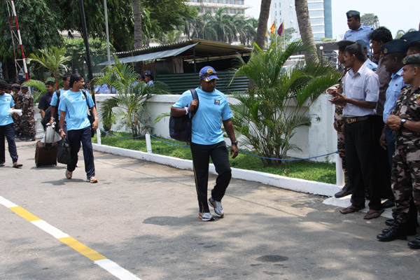 ගුවන් හමුදා උණුසුම් හරසර මධ්යයේ ශ්රී ලංකා ක්රිකට් කණුඩායම
හම්බන්තොට බලා ගුවනින් පිටත්වේ