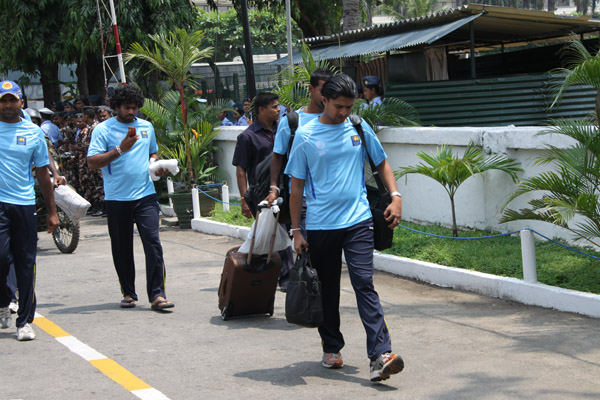ගුවන් හමුදා උණුසුම් හරසර මධ්යයේ ශ්රී ලංකා ක්රිකට් කණුඩායම
හම්බන්තොට බලා ගුවනින් පිටත්වේ