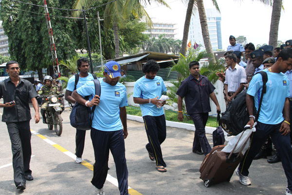 ගුවන් හමුදා උණුසුම් හරසර මධ්යයේ ශ්රී ලංකා ක්රිකට් කණුඩායම
හම්බන්තොට බලා ගුවනින් පිටත්වේ