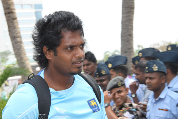 ගුවන් හමුදා උණුසුම් හරසර මධ්යයේ ශ්රී ලංකා ක්රිකට් කණුඩායම
හම්බන්තොට බලා ගුවනින් පිටත්වේ