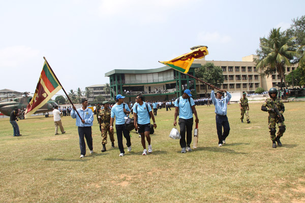 ගුවන් හමුදා උණුසුම් හරසර මධ්යයේ ශ්රී ලංකා ක්රිකට් කණුඩායම
හම්බන්තොට බලා ගුවනින් පිටත්වේ