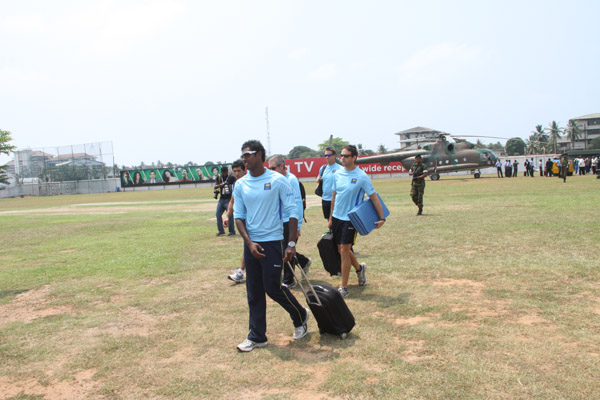 ගුවන් හමුදා උණුසුම් හරසර මධ්යයේ ශ්රී ලංකා ක්රිකට් කණුඩායම
හම්බන්තොට බලා ගුවනින් පිටත්වේ