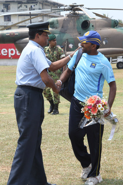 ගුවන් හමුදා උණුසුම් හරසර මධ්යයේ ශ්රී ලංකා ක්රිකට් කණුඩායම
හම්බන්තොට බලා ගුවනින් පිටත්වේ