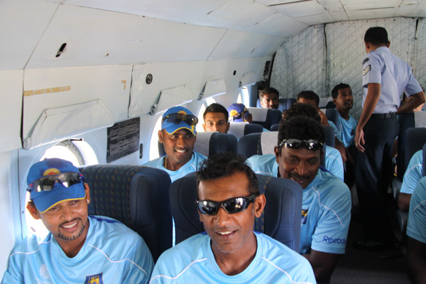 ගුවන් හමුදා උණුසුම් හරසර මධ්යයේ ශ්රී ලංකා ක්රිකට් කණුඩායම
හම්බන්තොට බලා ගුවනින් පිටත්වේ