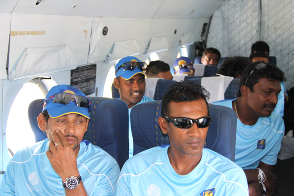 ගුවන් හමුදා උණුසුම් හරසර මධ්යයේ ශ්රී ලංකා ක්රිකට් කණුඩායම
හම්බන්තොට බලා ගුවනින් පිටත්වේ