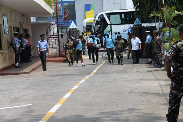 ගුවන් හමුදා උණුසුම් හරසර මධ්යයේ ශ්රී ලංකා ක්රිකට් කණුඩායම
හම්බන්තොට බලා ගුවනින් පිටත්වේ