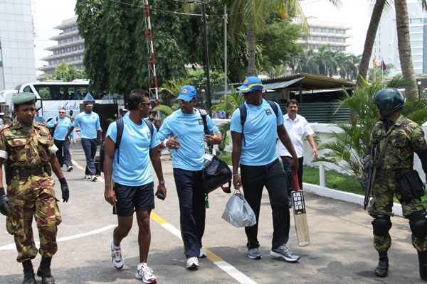 ගුවන් හමුදා උණුසුම් හරසර මධ්යයේ ශ්රී ලංකා ක්රිකට් කණුඩායම
හම්බන්තොට බලා ගුවනින් පිටත්වේ