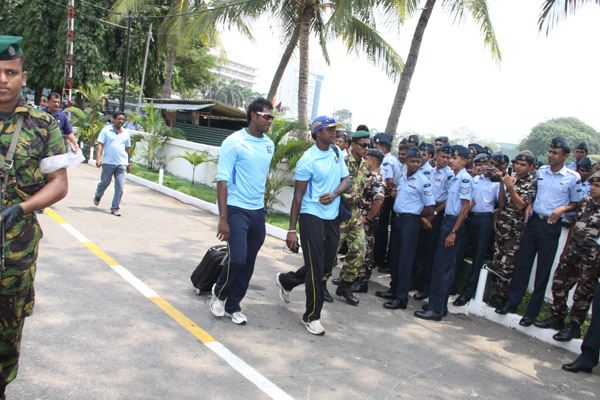 ගුවන් හමුදා උණුසුම් හරසර මධ්යයේ ශ්රී ලංකා ක්රිකට් කණුඩායම
හම්බන්තොට බලා ගුවනින් පිටත්වේ