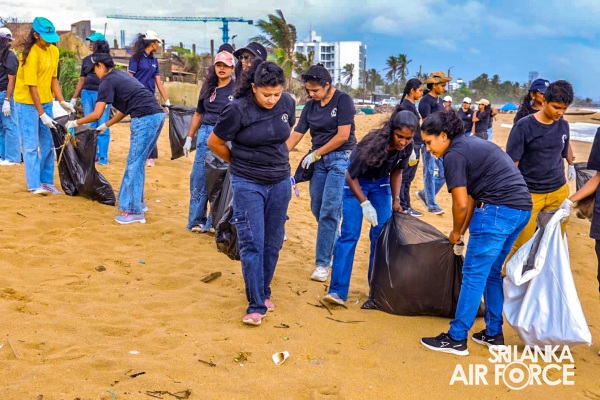 SEVA VANITHA UNIT OF SLAF BASE KATUNAYAKE CONDUCTS BEACH CLEANUP PROGRAMME AT BROWNS BEACH