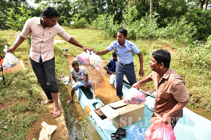SLAF Seva Vanitha Unit Distributes Flood Relief Goods