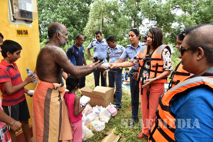 SLAF Seva Vanitha Unit Distributes Flood Relief Goods