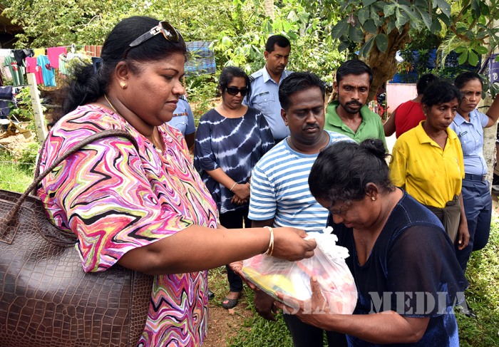 SLAF Seva Vanitha Unit Distributes Flood Relief Goods