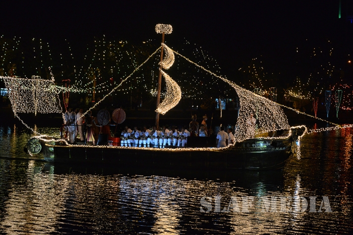 Commander of SLAF Switches On Lights at the Gangarama Vesak Kalapaya