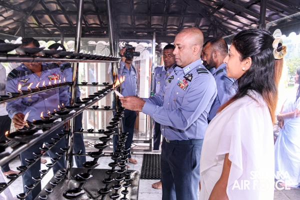 SRI
LANKA AIR FORCE HOSTS SOLEMN ANNUAL ALMSGIVING CEREMONY TO HONOUR FALLEN
HEROES AND SERVING MEMBERS