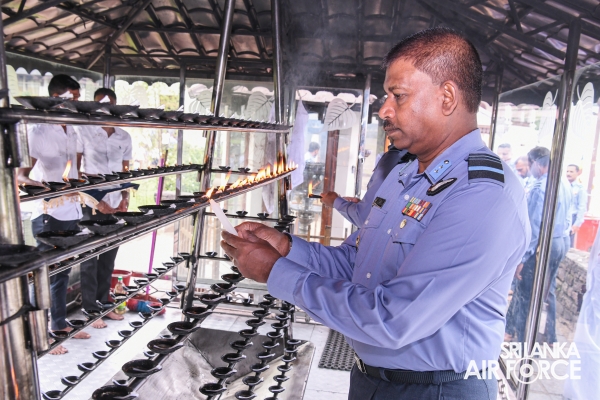 SRI
LANKA AIR FORCE HOSTS SOLEMN ANNUAL ALMSGIVING CEREMONY TO HONOUR FALLEN
HEROES AND SERVING MEMBERS