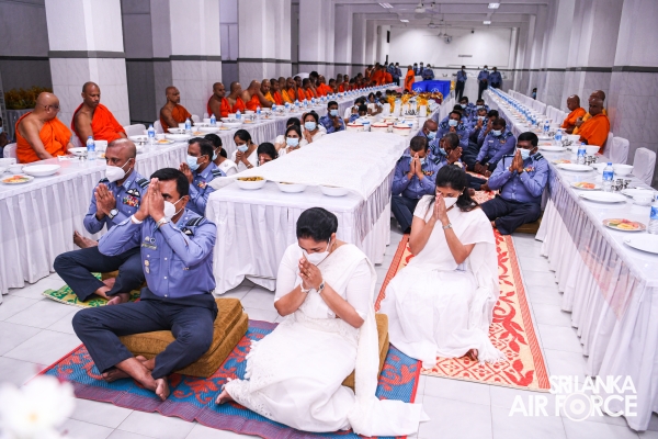 SRI
LANKA AIR FORCE HOSTS SOLEMN ANNUAL ALMSGIVING CEREMONY TO HONOUR FALLEN
HEROES AND SERVING MEMBERS
