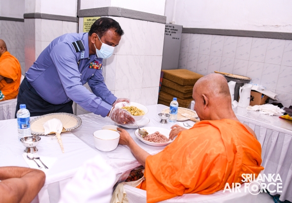 SRI
LANKA AIR FORCE HOSTS SOLEMN ANNUAL ALMSGIVING CEREMONY TO HONOUR FALLEN
HEROES AND SERVING MEMBERS