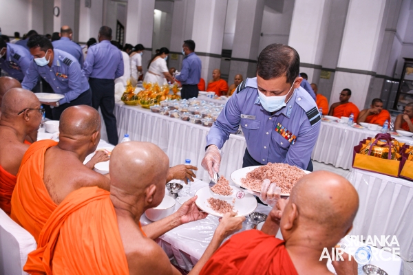 SRI
LANKA AIR FORCE HOSTS SOLEMN ANNUAL ALMSGIVING CEREMONY TO HONOUR FALLEN
HEROES AND SERVING MEMBERS