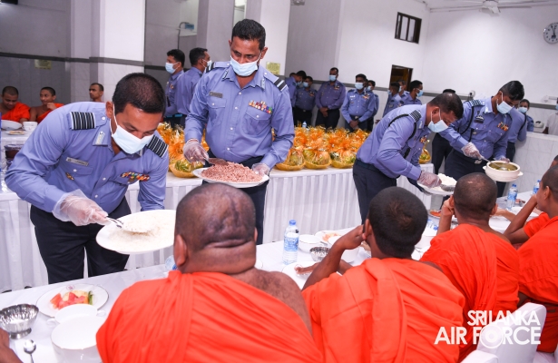 SRI
LANKA AIR FORCE HOSTS SOLEMN ANNUAL ALMSGIVING CEREMONY TO HONOUR FALLEN
HEROES AND SERVING MEMBERS