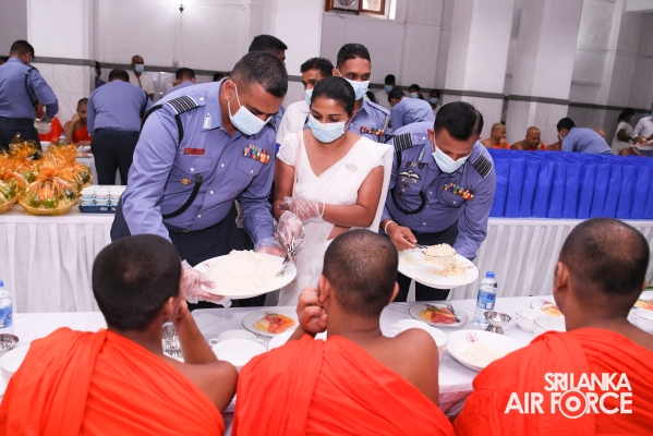 SRI
LANKA AIR FORCE HOSTS SOLEMN ANNUAL ALMSGIVING CEREMONY TO HONOUR FALLEN
HEROES AND SERVING MEMBERS