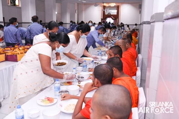 SRI
LANKA AIR FORCE HOSTS SOLEMN ANNUAL ALMSGIVING CEREMONY TO HONOUR FALLEN
HEROES AND SERVING MEMBERS