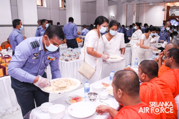 SRI
LANKA AIR FORCE HOSTS SOLEMN ANNUAL ALMSGIVING CEREMONY TO HONOUR FALLEN
HEROES AND SERVING MEMBERS