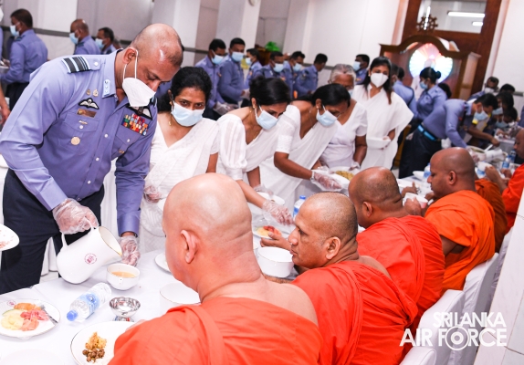 SRI
LANKA AIR FORCE HOSTS SOLEMN ANNUAL ALMSGIVING CEREMONY TO HONOUR FALLEN
HEROES AND SERVING MEMBERS
