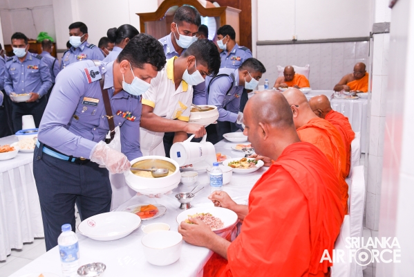 SRI
LANKA AIR FORCE HOSTS SOLEMN ANNUAL ALMSGIVING CEREMONY TO HONOUR FALLEN
HEROES AND SERVING MEMBERS