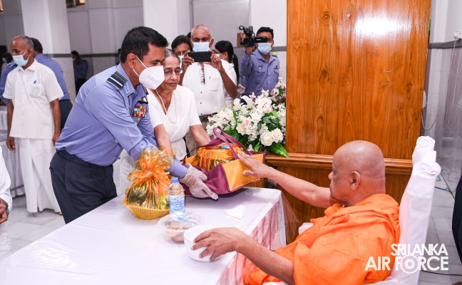 SRI
LANKA AIR FORCE HOSTS SOLEMN ANNUAL ALMSGIVING CEREMONY TO HONOUR FALLEN
HEROES AND SERVING MEMBERS