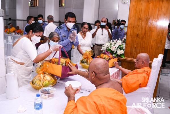 SRI
LANKA AIR FORCE HOSTS SOLEMN ANNUAL ALMSGIVING CEREMONY TO HONOUR FALLEN
HEROES AND SERVING MEMBERS