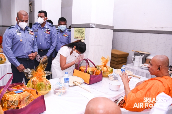 SRI
LANKA AIR FORCE HOSTS SOLEMN ANNUAL ALMSGIVING CEREMONY TO HONOUR FALLEN
HEROES AND SERVING MEMBERS