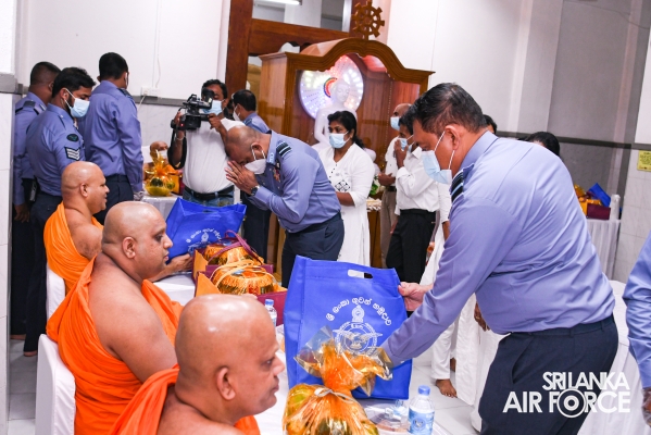SRI
LANKA AIR FORCE HOSTS SOLEMN ANNUAL ALMSGIVING CEREMONY TO HONOUR FALLEN
HEROES AND SERVING MEMBERS