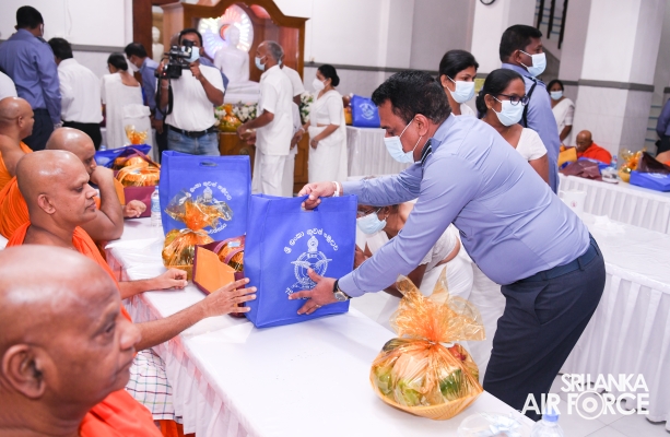 SRI
LANKA AIR FORCE HOSTS SOLEMN ANNUAL ALMSGIVING CEREMONY TO HONOUR FALLEN
HEROES AND SERVING MEMBERS