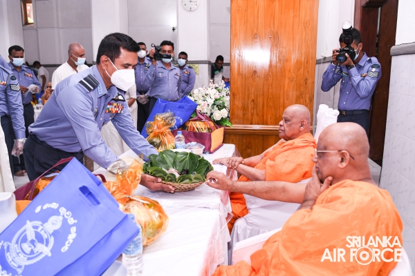SRI
LANKA AIR FORCE HOSTS SOLEMN ANNUAL ALMSGIVING CEREMONY TO HONOUR FALLEN
HEROES AND SERVING MEMBERS