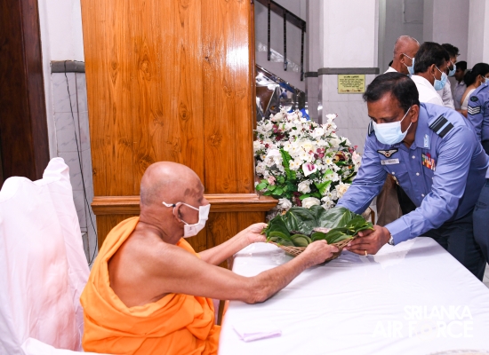 SRI
LANKA AIR FORCE HOSTS SOLEMN ANNUAL ALMSGIVING CEREMONY TO HONOUR FALLEN
HEROES AND SERVING MEMBERS