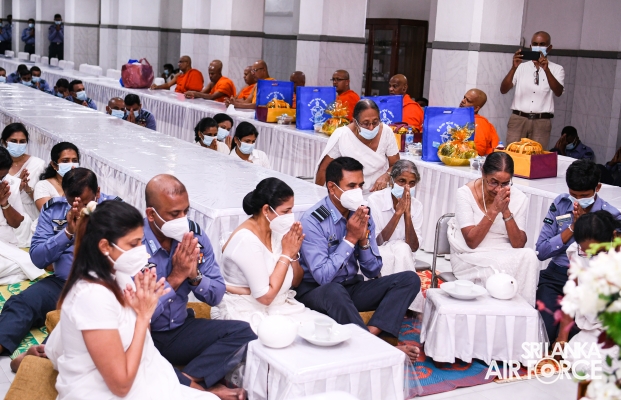 SRI
LANKA AIR FORCE HOSTS SOLEMN ANNUAL ALMSGIVING CEREMONY TO HONOUR FALLEN
HEROES AND SERVING MEMBERS