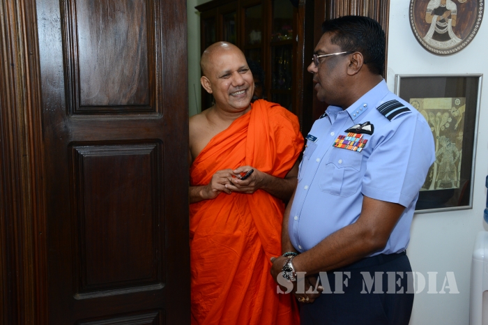 The Commander Pays His Last Respects to the Late Bellanwila Wimalarathana Thero